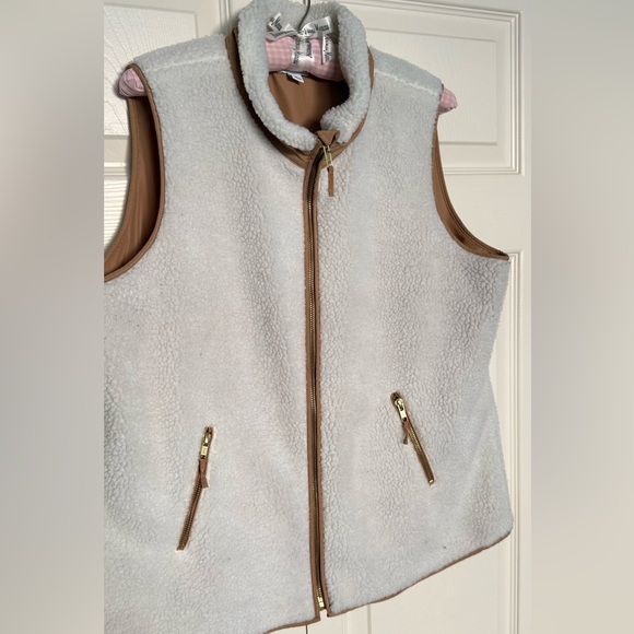 Crown & Ivy Cream Sherpa Tan/Brown Trim Fleece Vest-Size L - Picture 4 of 10